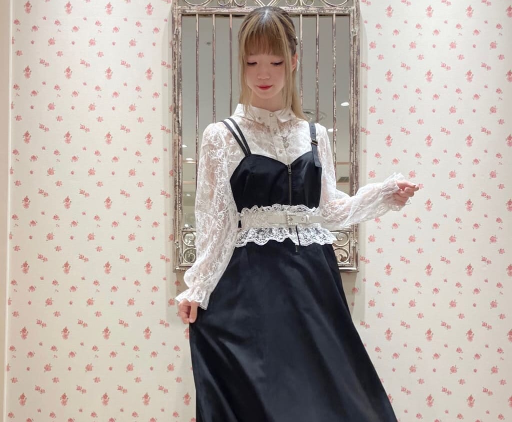 黒と白はこう着る！フェミニンモノトーンコーデのスタイリッシュな